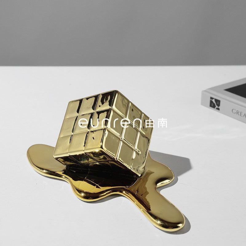 Estátua de metal em forma de c - Resin Art Cube avaliação e preço